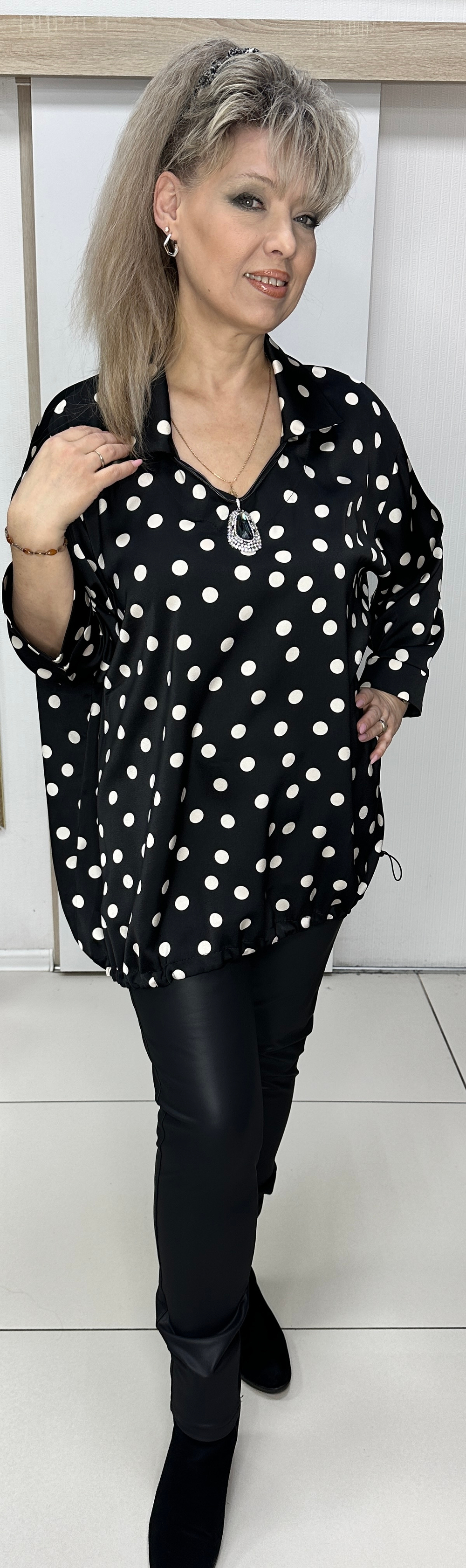 Нарядный блузон-туника в белый горошек