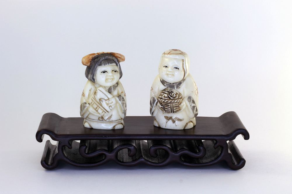 Сет нэцкэ Два ребенка Карако (мальчик и девочка) на подставке