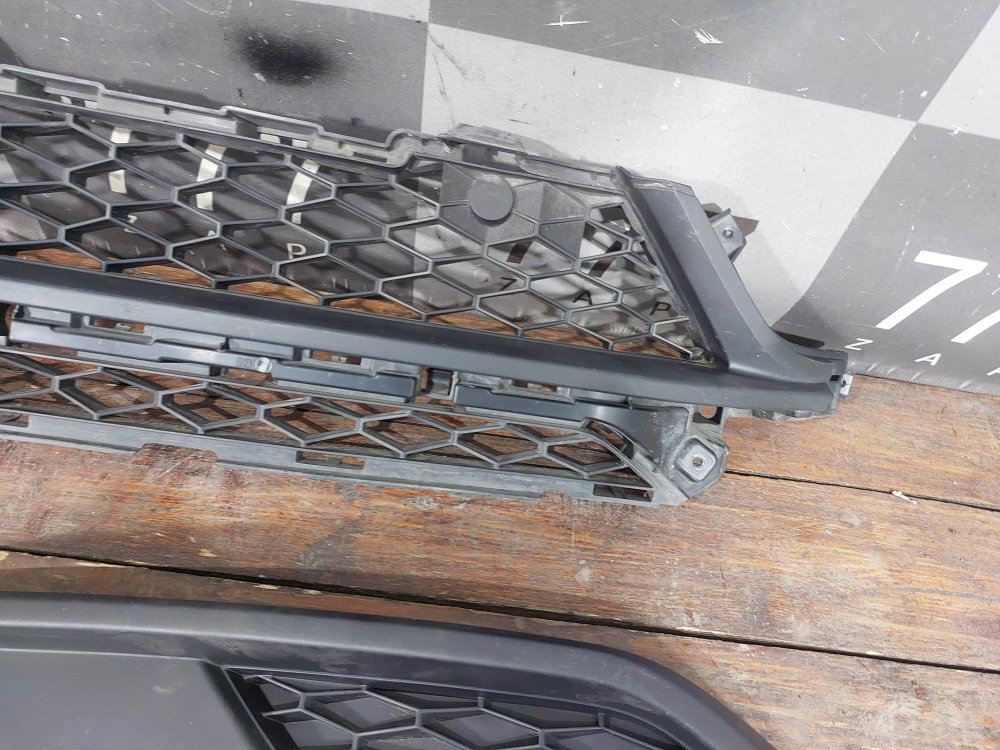 Решетка переднего бампера + накладки LADA Vesta 22-нв Б/У Оригинал 8450041598