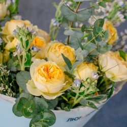 152. Солнечный букет с розами, оксипеталумом и ароматной генистой