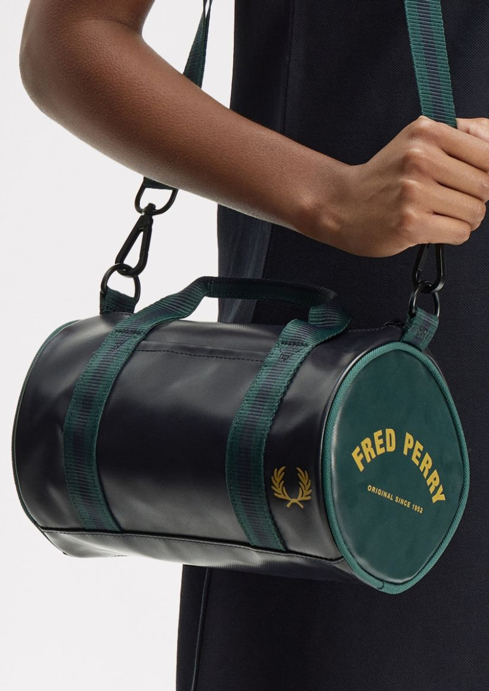 Сумка FRED PERRY Classic Mini Barrel Bag