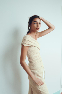 ZARA АСИММЕТРИЧНЫЙ ТОП ИЗ РЕЛЬЕФНОЙ ТКАНИ, БЕЖЕВЫЙ