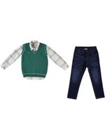 жилетка с рубашкой и джинсами