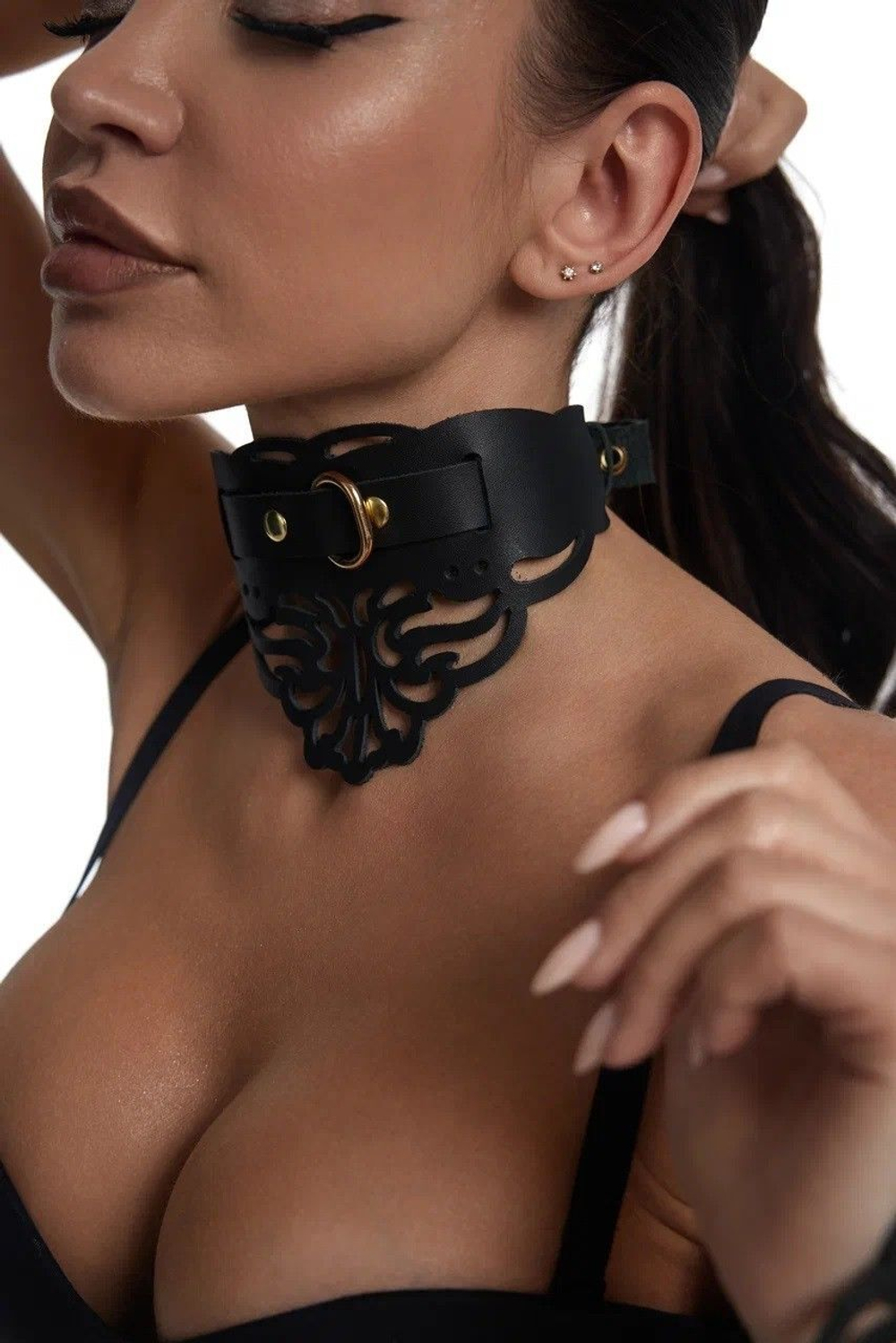 Фигурный чокер с узорами и золотистой фурнитурой (Цвет: черный)
