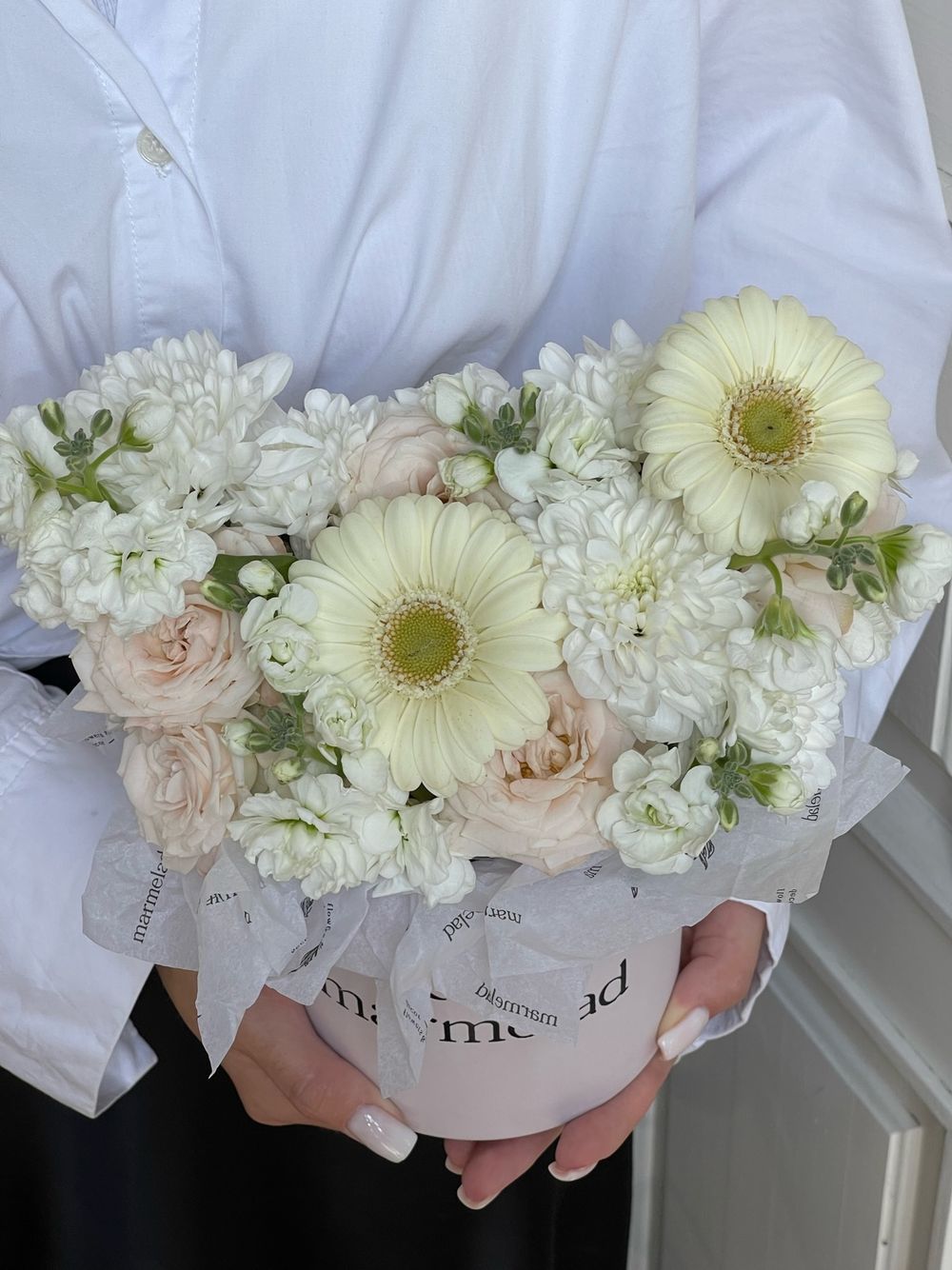 Цветочная композиция в бело-кремовой гамме