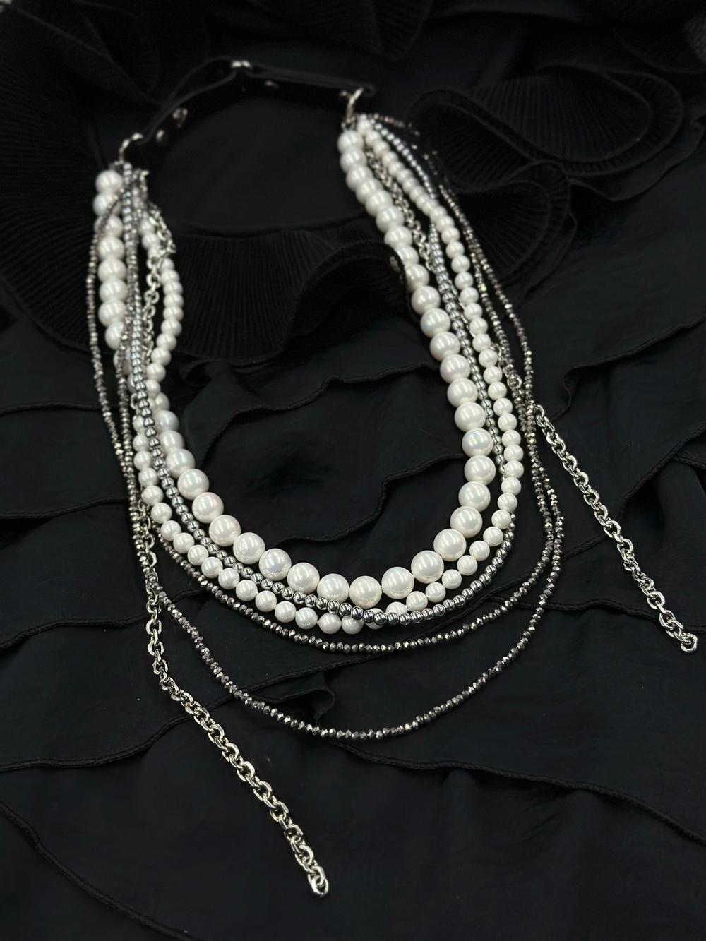Колье "Glam" из белого жемчуга, венецианского стекла и гематита, застежка из натуральной кожи