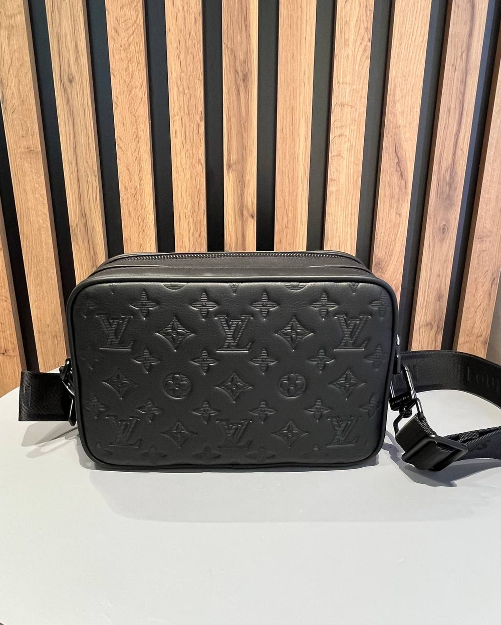 Сумка через плечо Louis Vuitton Alpha