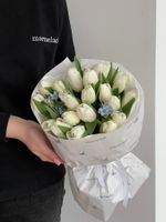 Букет из 19 белых тюльпанов и незабудок