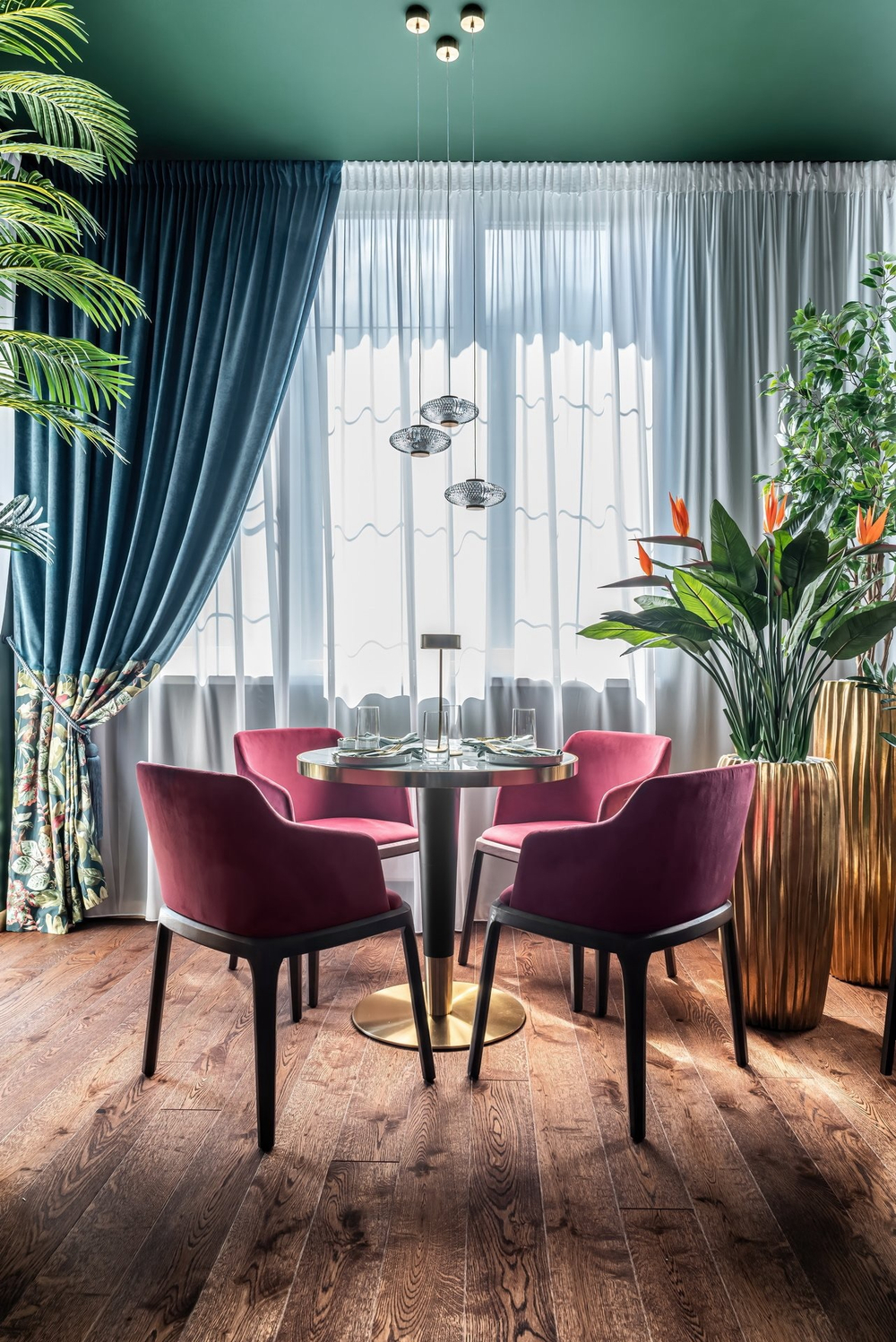 Озеленение искусственными растениями апарт-отеля «Бридж» Красная поляна