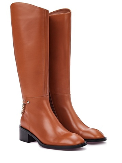 Женские кожаные коричневые сапоги с цепочкой