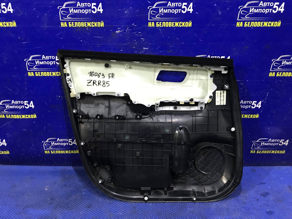 Обшивка двери TOYOTA NOAH 2014-2021