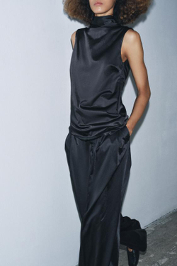 ZARA АТЛАСНЫЕ БРЮКИ С ЗАЩИПАМИ — ZW COLLECTION, ЧЕРНЫЙ