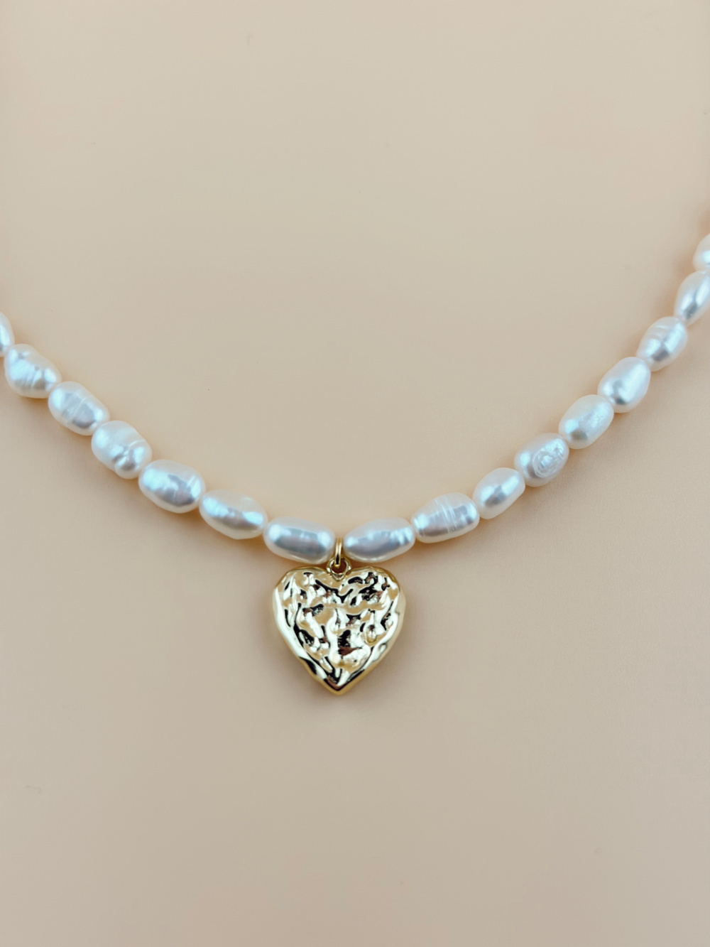 Колье жемчужное с золотым сердцем