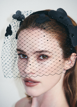 Вуаль классическая с объемными цветами из шелка