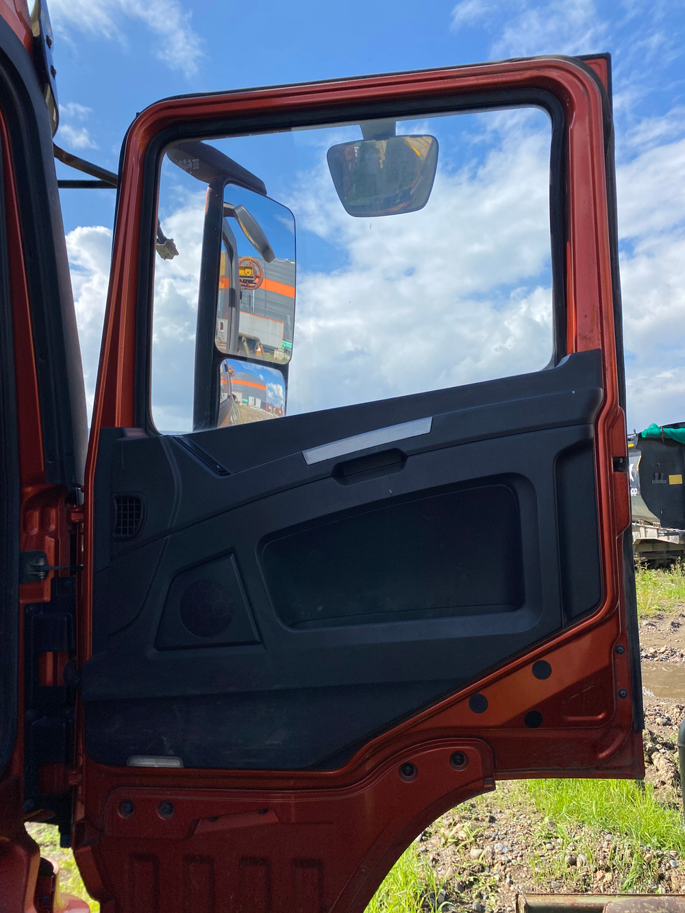 Shacman (Shaanxi) SX* 6x4 Седельный тягач SX42584V324 (Дизельный, 11,6 л, 423 л.с., МТ)