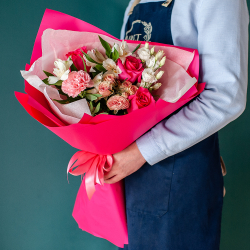 Яркий букет с малиновой розой и лизиантусом