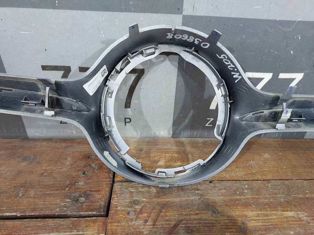 Накладка решетки радиатора Mercedes C (W205) 18-23 Б/У Оригинал A2058881100