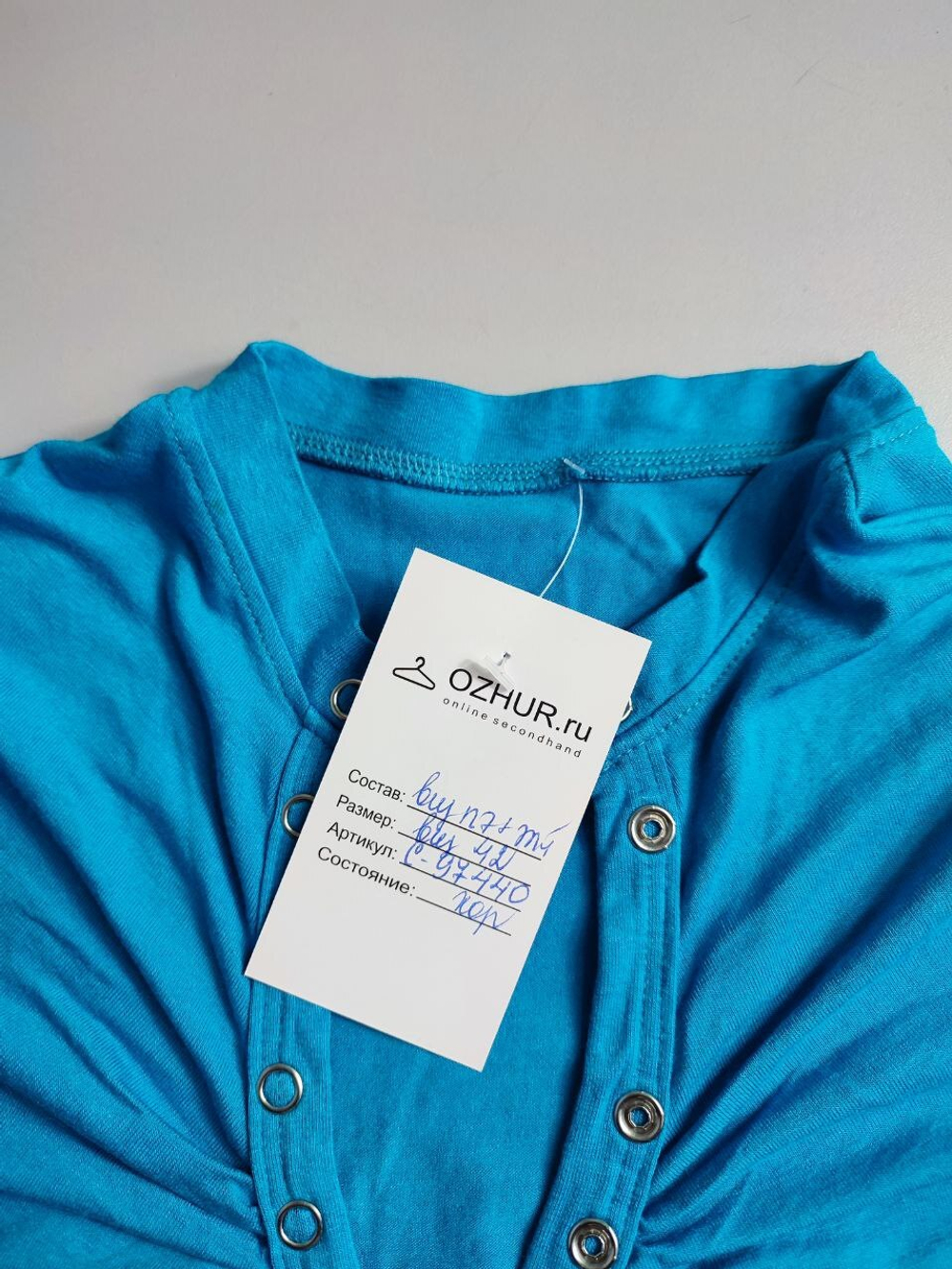 Футболка с декольте яркая 42 размер