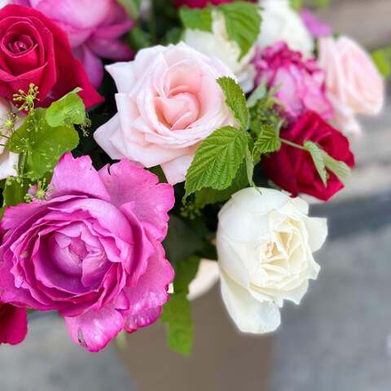 Ягодный микс — корзина ароматных роз