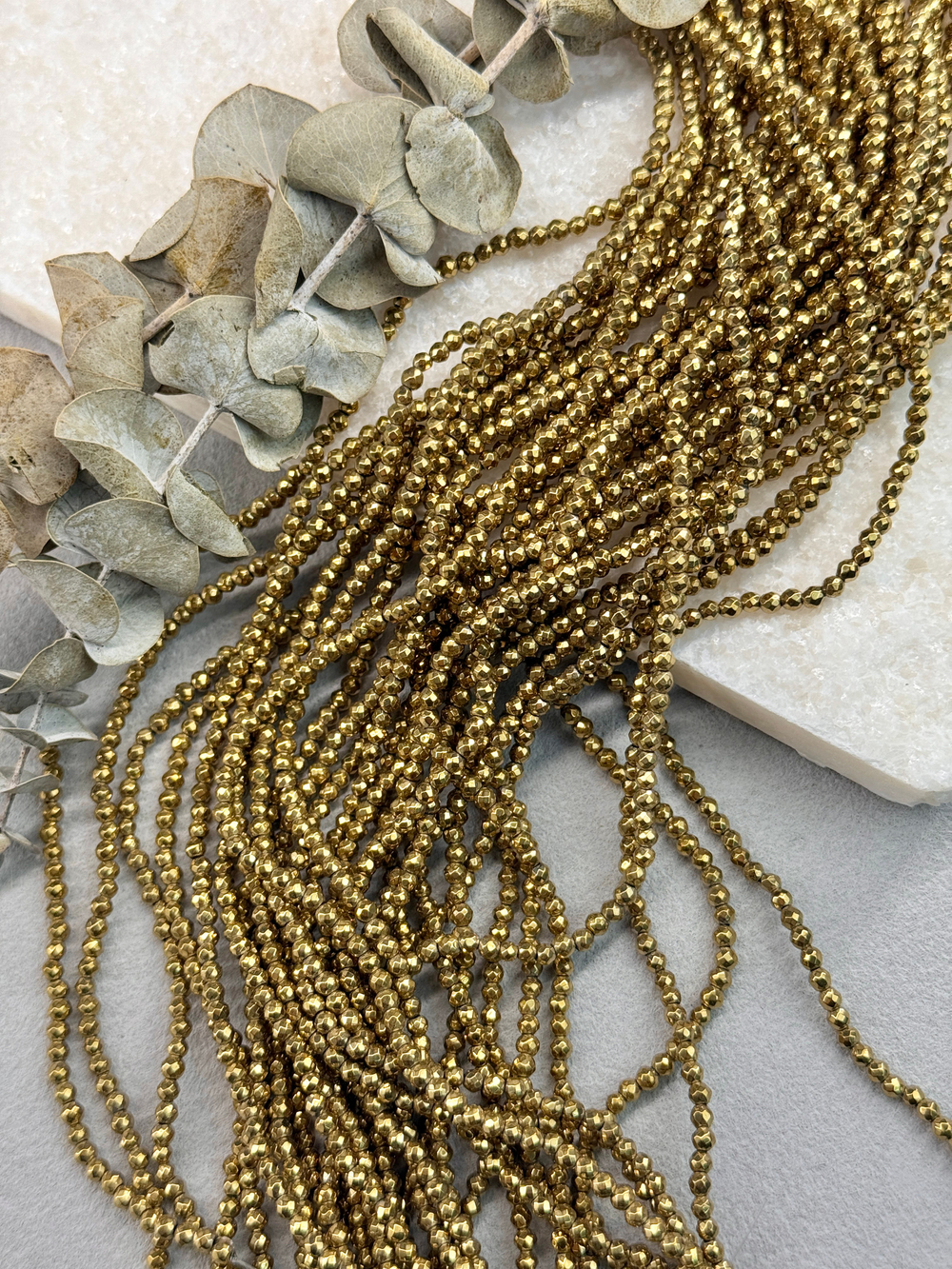 Гематит темное золото, граненный шар 3 мм, нить 40 см