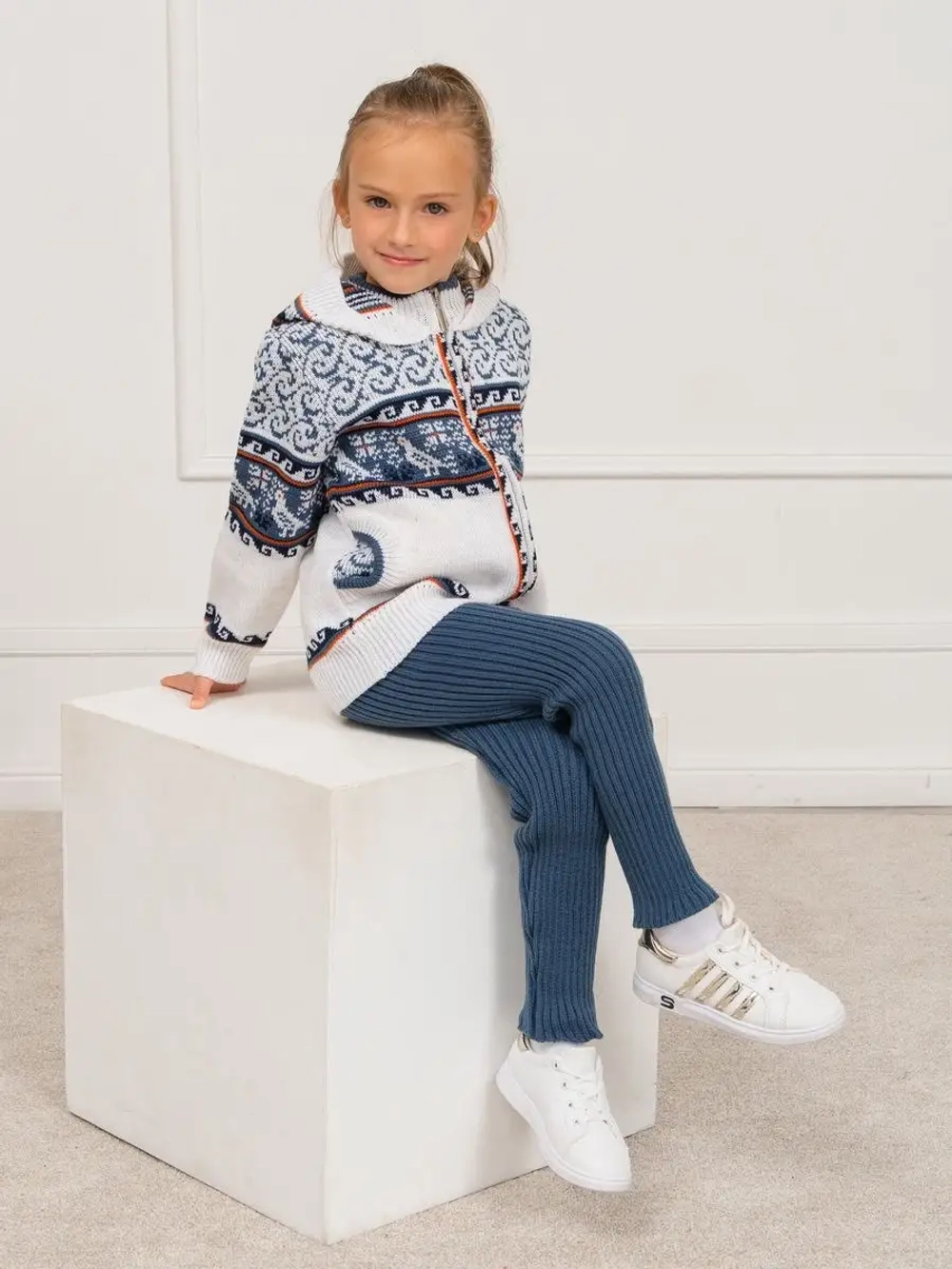 Кофта вязаная с капюшоном