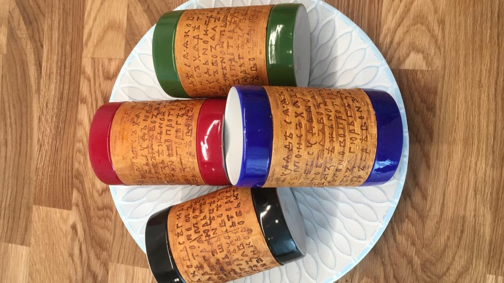 Набор из двух кружек, малая и большая, фарфоровые c берестой. Коллекция Onfim (Онфим) или Gramoty (Грамоты). 2 кружки без ручки, одной коллекции.