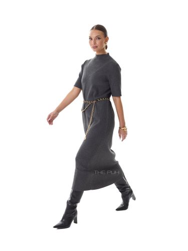 Трикотажное платье серого цвета с кулоном