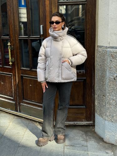 Короткий серый пуховик с мехом енота