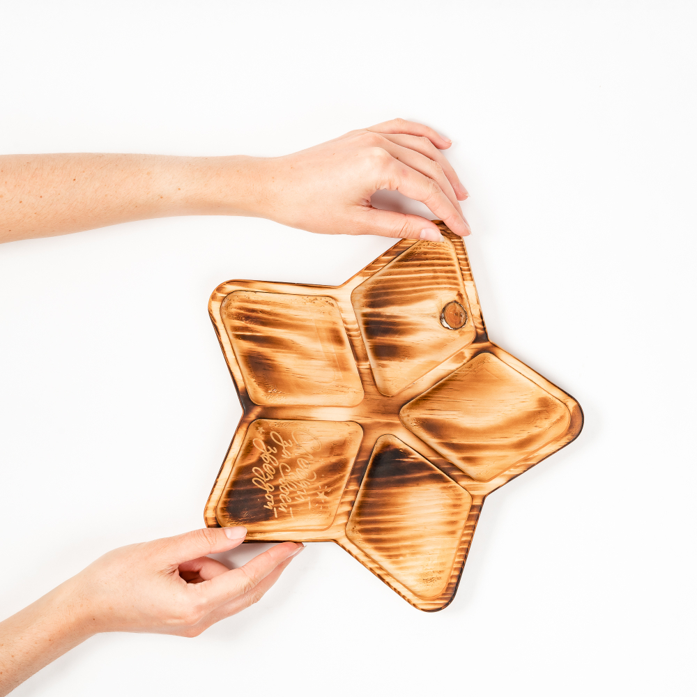 Менажница деревянная из сибирского кедра для подачи блюд и закусок с гравировкой "СЛЕДУЙ ЗА СВОЕЙ ЗВЕЗДОЙ". MG95