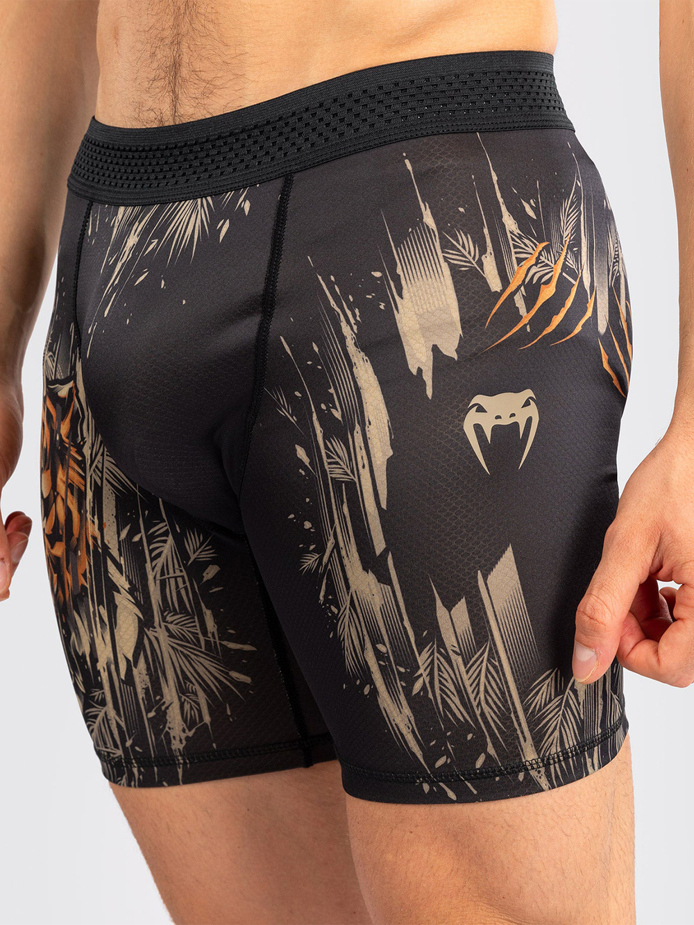 Шорты компрессионные Venum Tiger Black/Neo Orange