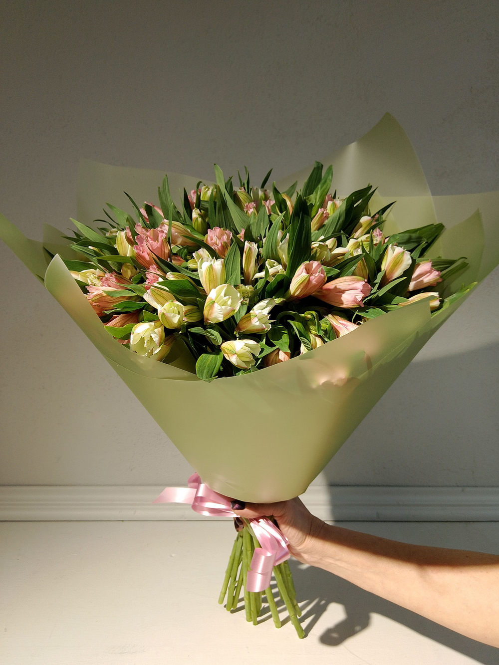 Гвоздика бывает стильной в букете с эвкалиптом (М0020)