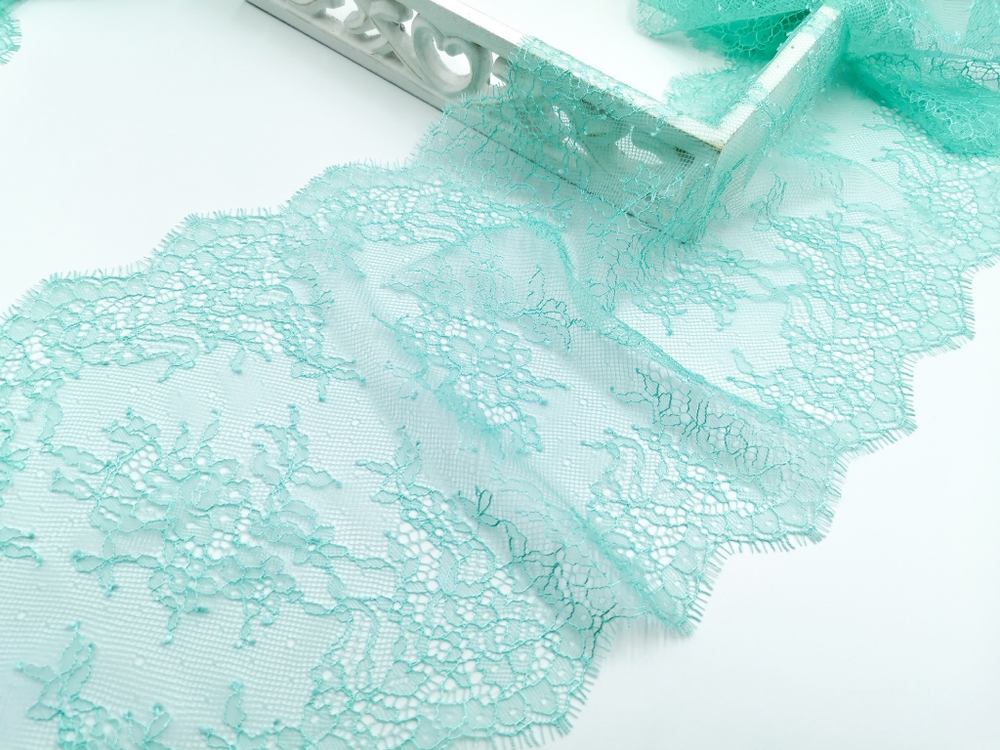 Кружево шантильи, с ресничками, 23 см, ментол, купон (3м), SK-2502