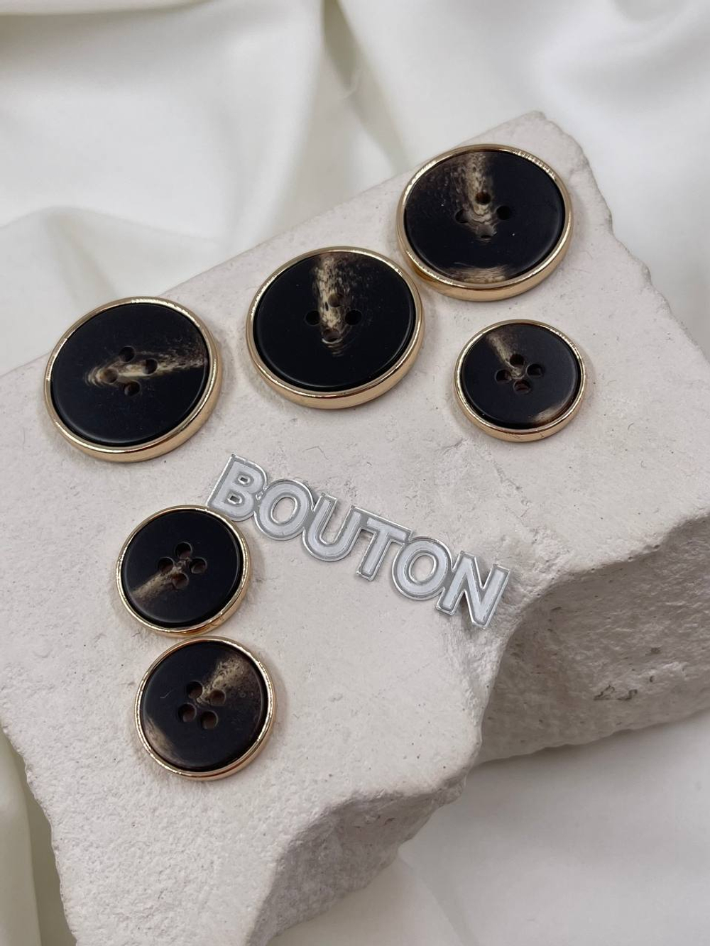 Тёмно-коричневые пуговицы на прокол с молочной прожилкой и в золотом металле