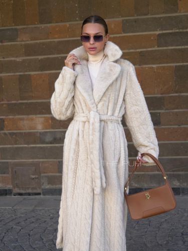 Длинная бежевая шуба из эко-меха