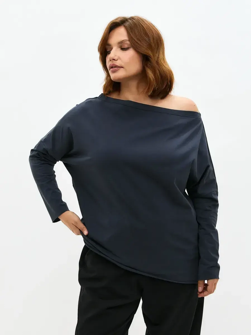 Лонгслив с широким вырезом лодочка