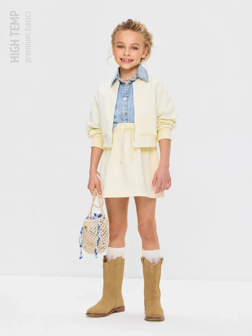 Укороченный бомбер из футера на молнии