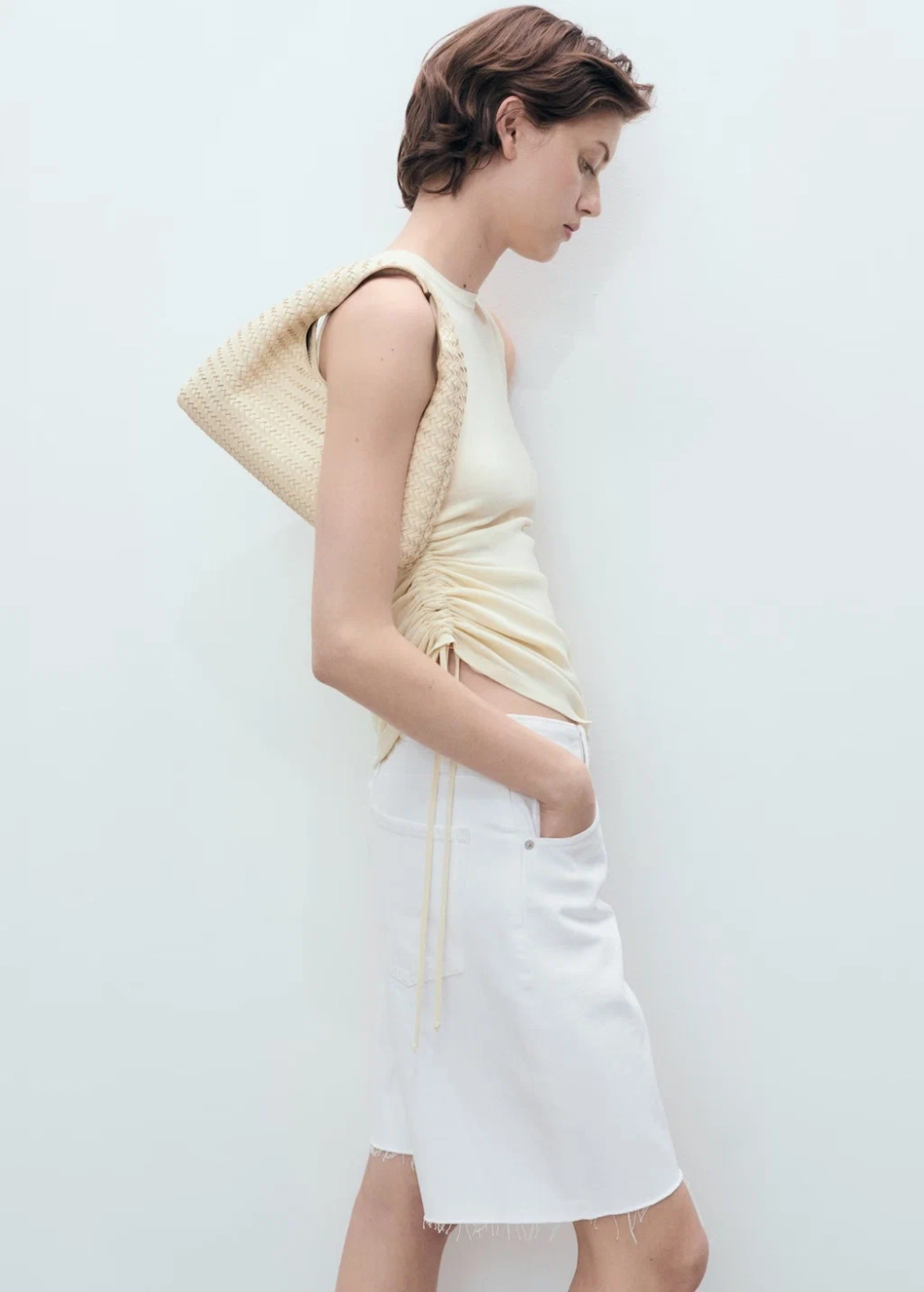 Джинсовые бермуды с бахромой по низу