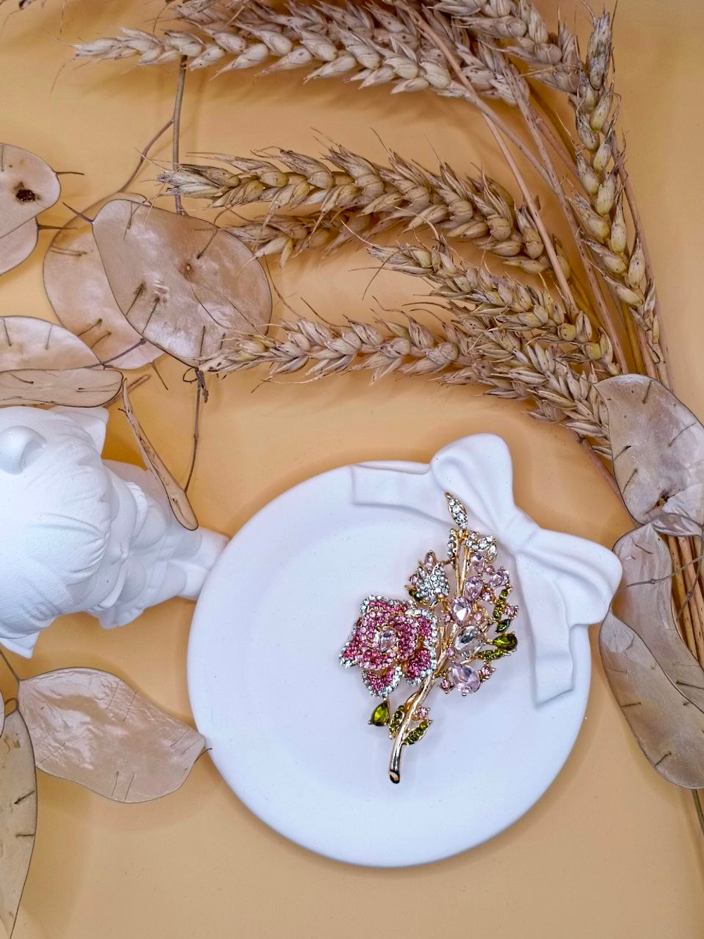 Брошь "Игривая веточка Розы"Выполнена из метала, страз и цирконов.