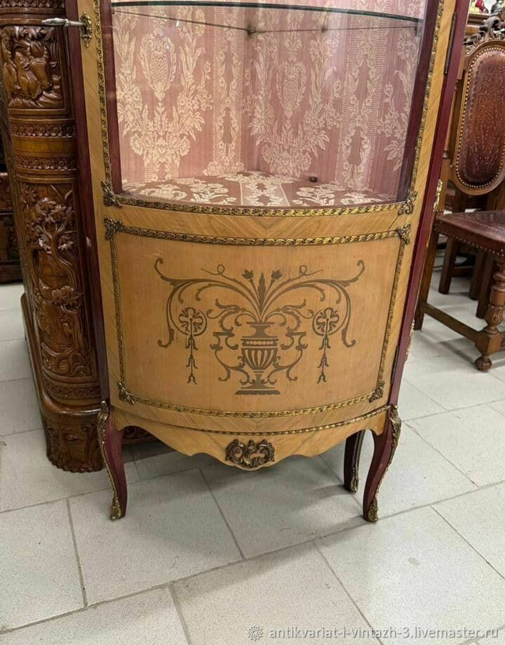 Угловая старинная витрина