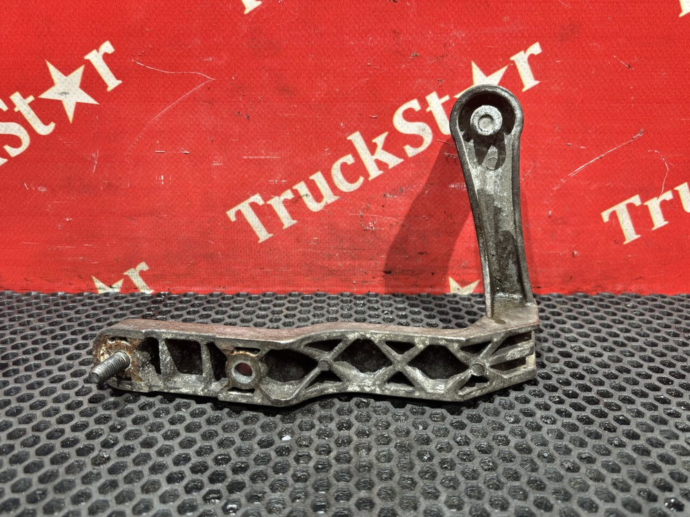 Кронштейн диффузора левый 2021г