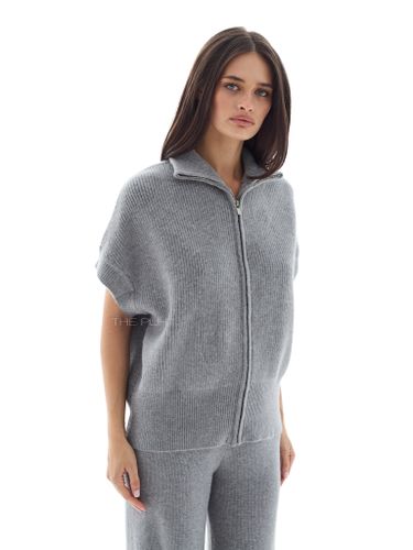 Серый трикотажный костюм с жилетом