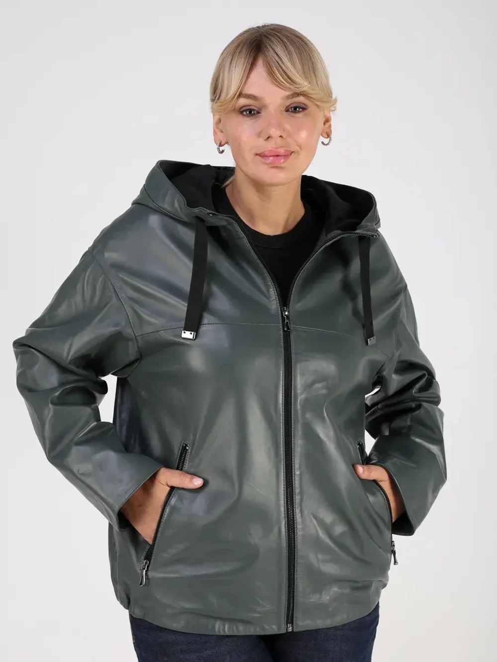 Кожаная куртка демисезонная с капюшоном короткая