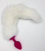 Красная силиконовая анальная пробка с белым хвостиком - размер M (Цвет: красный с белым)