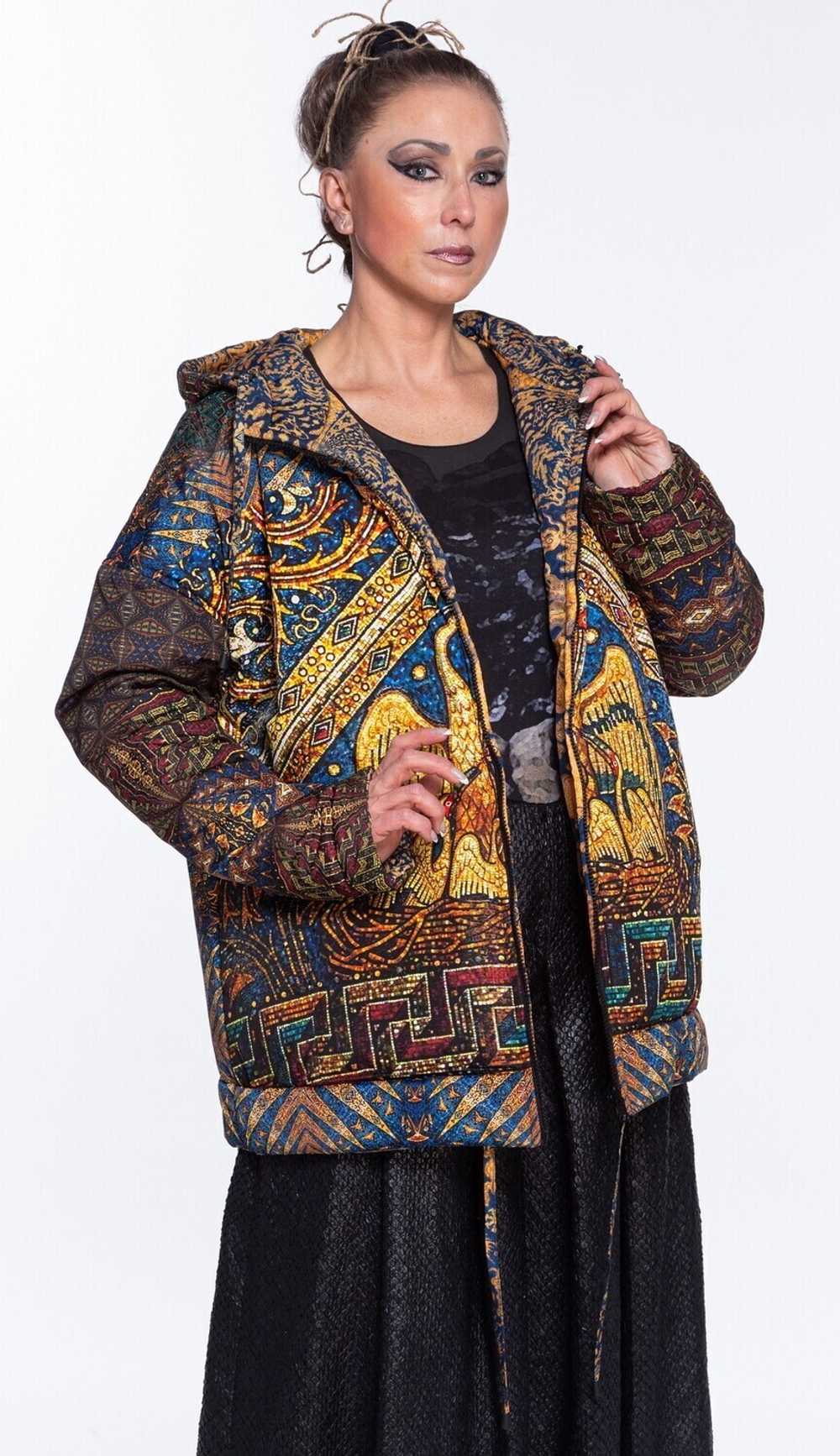 Двусторонняя куртка «Легенда», по мотивам фрагмента мозаики "Пеликан" в Ахенском соборе и рисунков китайского дракона.