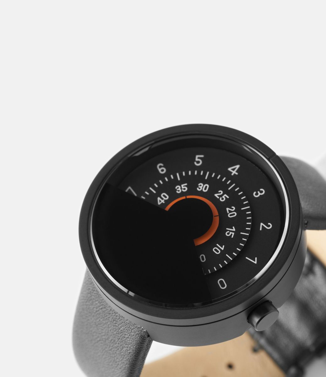 Anicorn Series 000 Black & Orange — часы с дисковым циферблатом