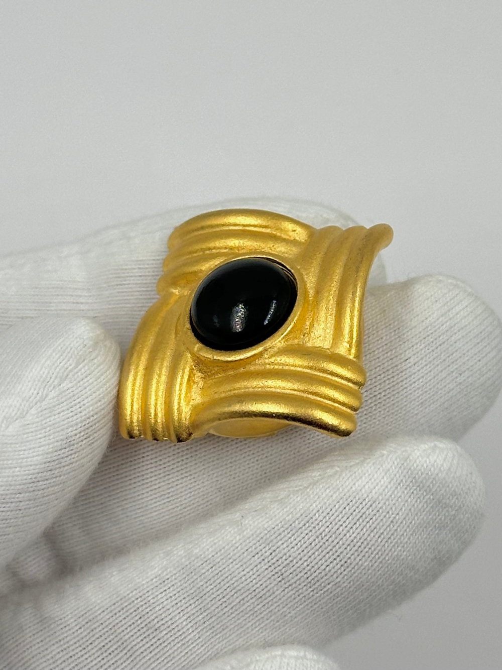 Накладка на пуговицу с чёрной вставкой