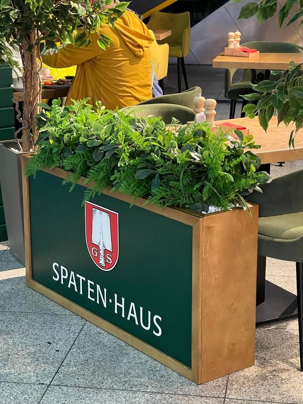 Озеленение ресторана в аэропорту Сочи