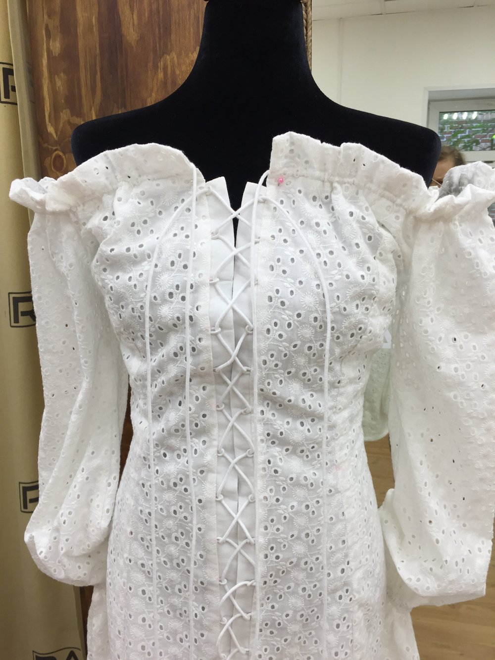 Платье со шнуровкой из шитья на подкладе