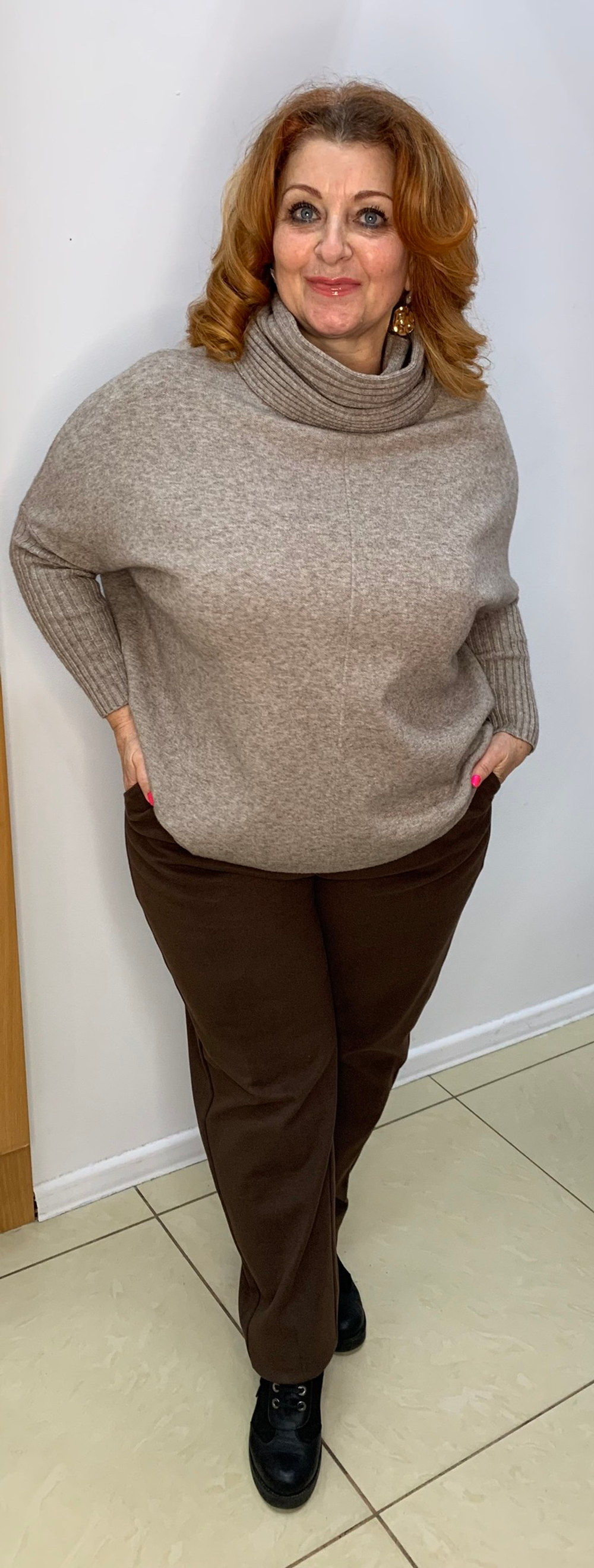 Укороченный свитер-пончо