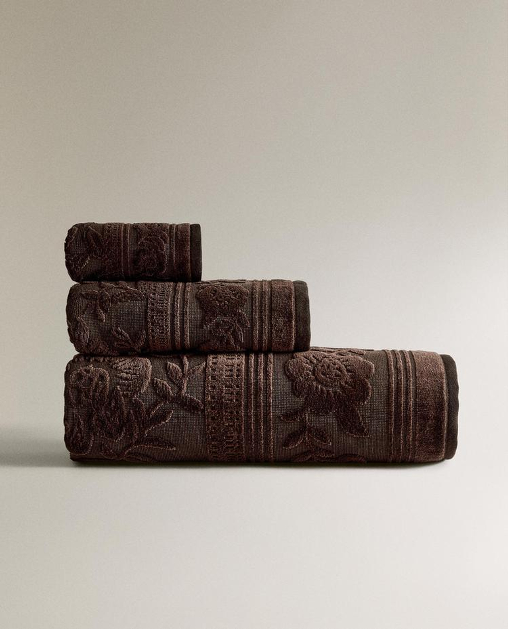 ZARA HOME БАННОЕ ПОЛОТЕНЦЕ ИЗ ЖАККАРДА, ШОКОЛАДНО-КОРИЧНЕВЫЙ